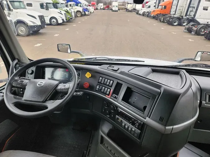 2020 VOLVO VNL64T760