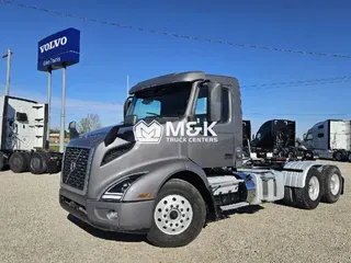 2022 VOLVO VNR64T300