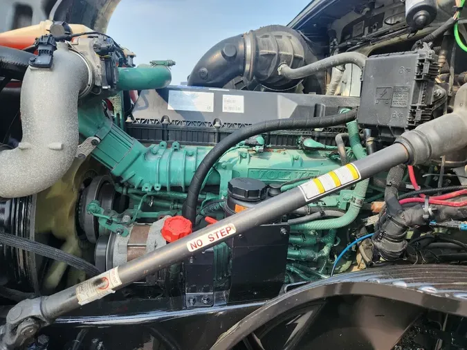 2021 VOLVO VNL64T760