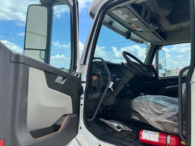 2025 VOLVO VNL64T860