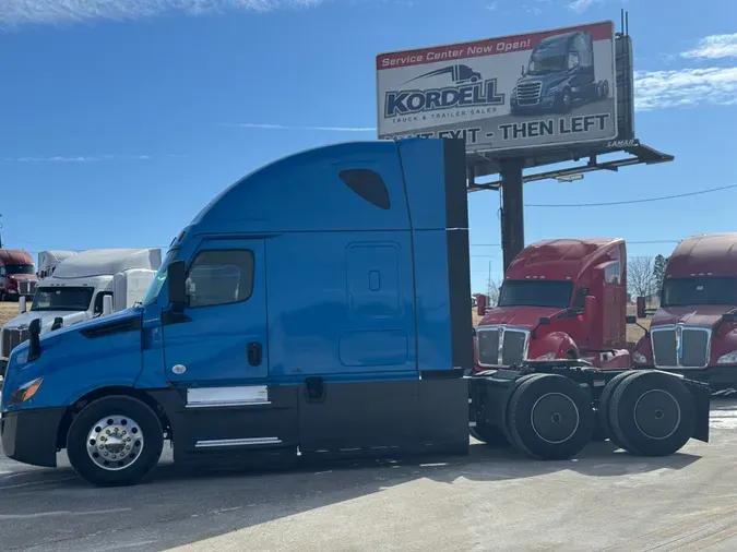 2021 FREIGHTLINER Cascadia 126