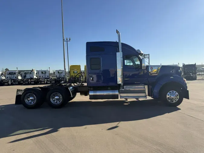2022 Kenworth W990