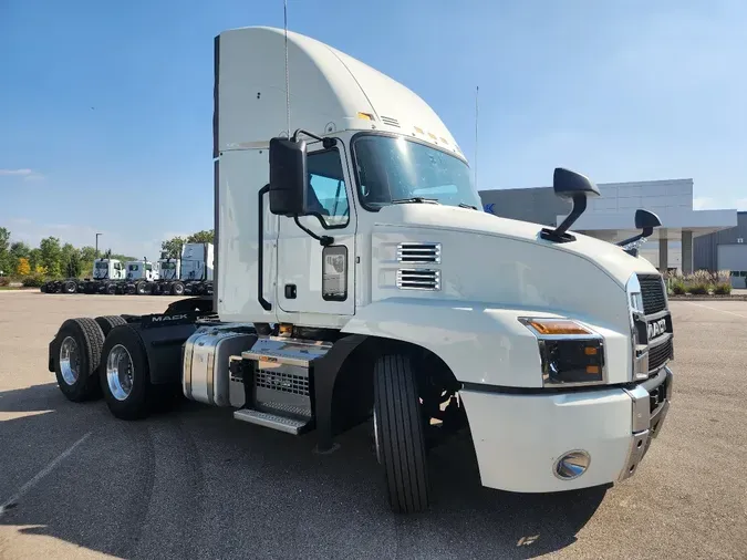 2021 MACK Anthem AN64T