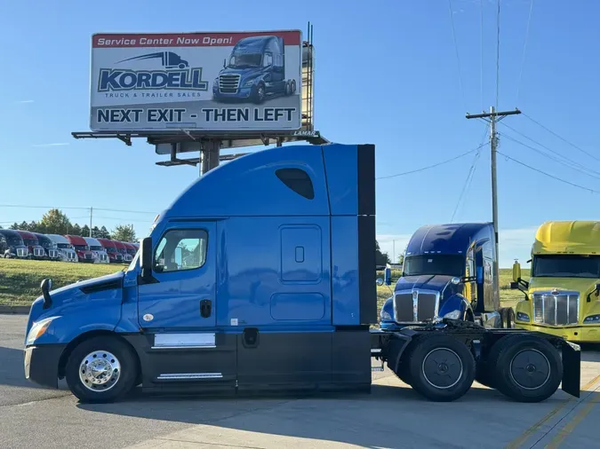 2021 FREIGHTLINER Cascadia 126