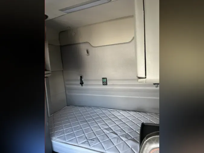 2021 VOLVO VNR64T640