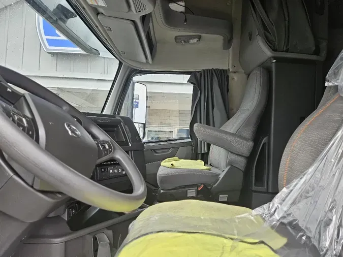 2021 VOLVO VNL64T760