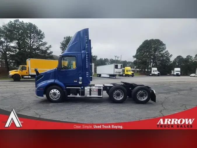 2021 VOLVO VNL64T300