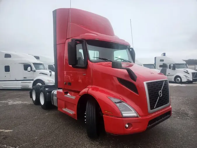 2022 VOLVO VNR64T300