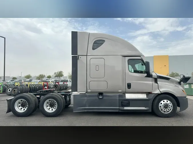 2023 Freightliner Cascadia 126ac1e27b20eccf9c4c3732048523990bf