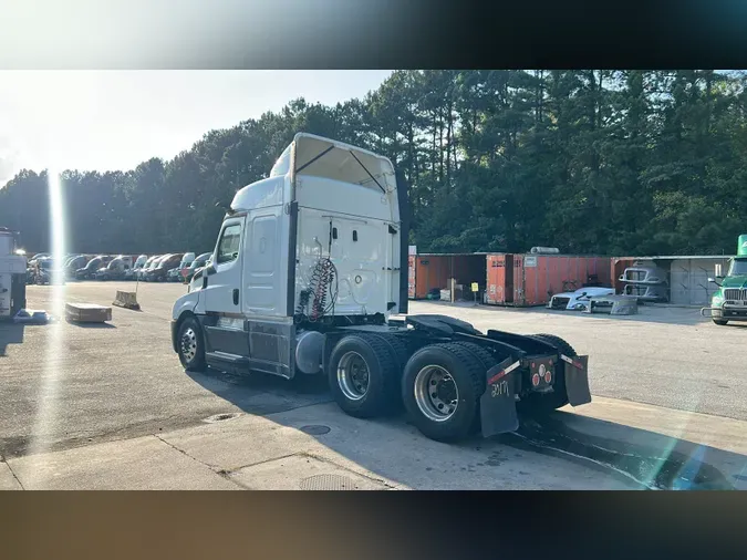 2020 Freightliner Cascadia 126ac25fd4ac5cc74f182122dbfc16bbbdb