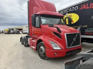 2022 VOLVO VNR64T300