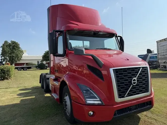2021 VOLVO VNR64T300