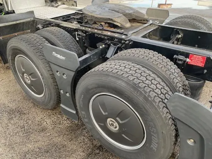 2023 Volvo VNR64T400