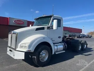 2017 KENWORTH T880