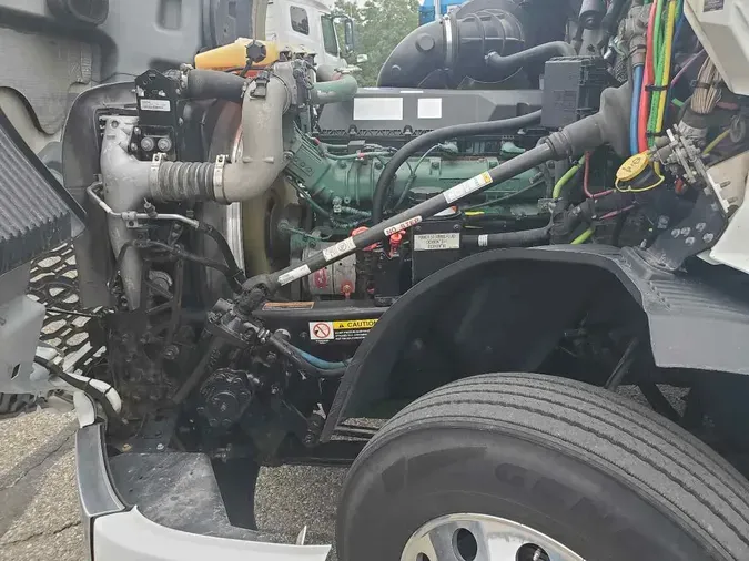 2020 VOLVO VNL64T760