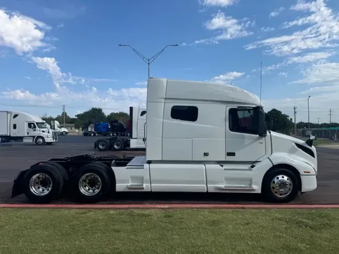 2020 VOLVO VNL740