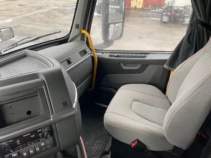 2023 Volvo VNR64T400