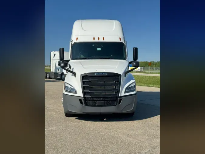 2022 FREIGHTLINER Cascadia 126