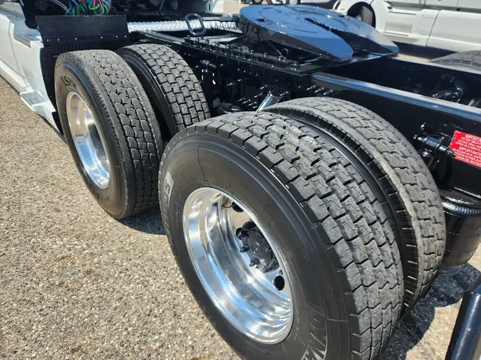 2024 VOLVO VNL64T760