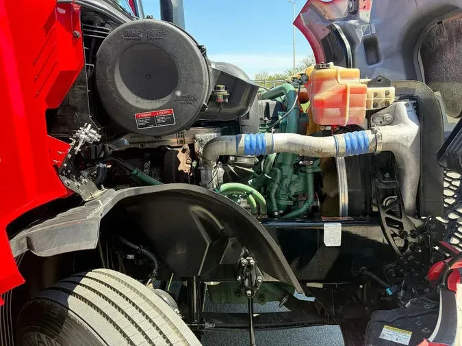 2022 VOLVO VNL64T760