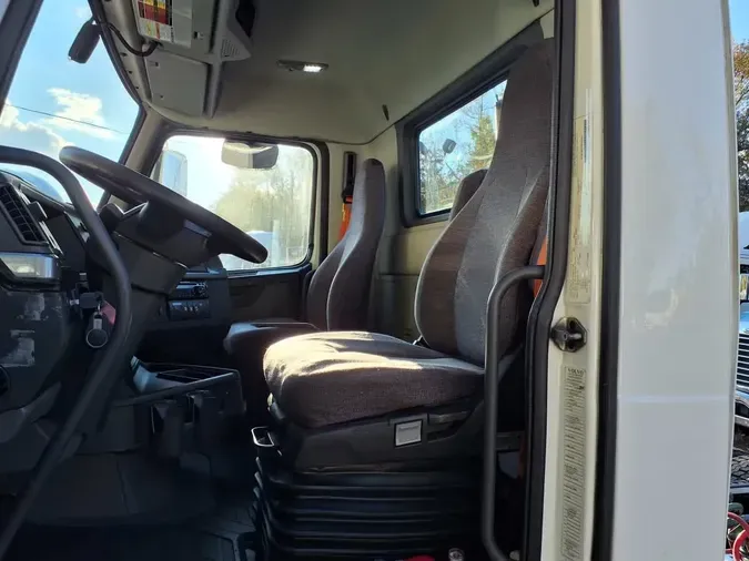 2019 VOLVO VNR42T 300