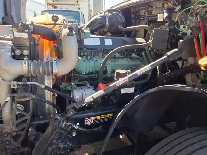 2021 VOLVO VNL64T-760