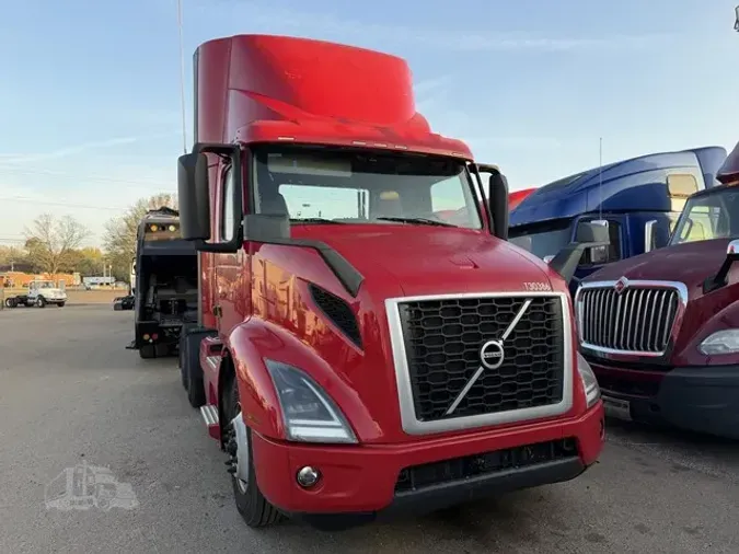 2022 VOLVO VNR64T300