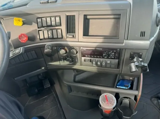 2019 VOLVO VNL64T-300