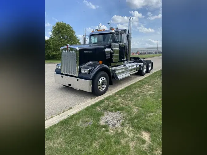 2025 Kenworth W900