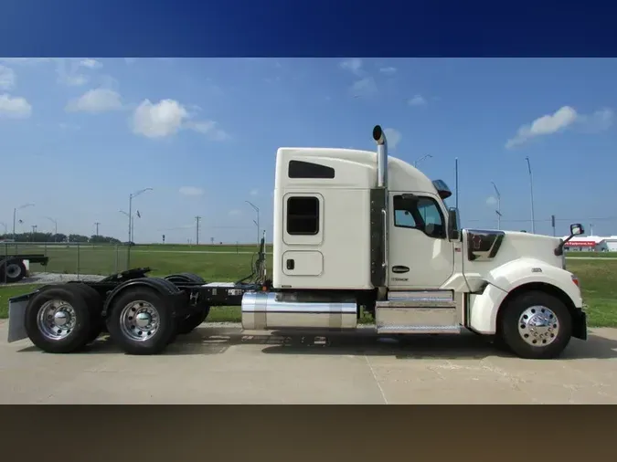 2022 Kenworth W990