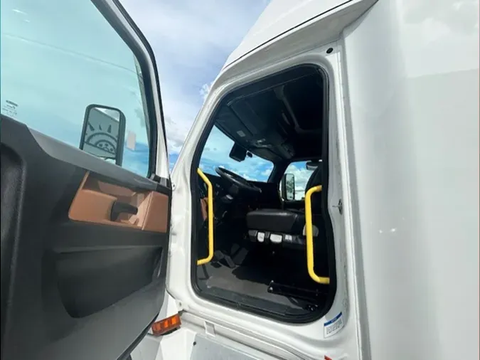 2021 Freightliner Cascadia 126