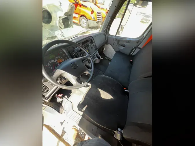 2018 FREIGHTLINER M2 106