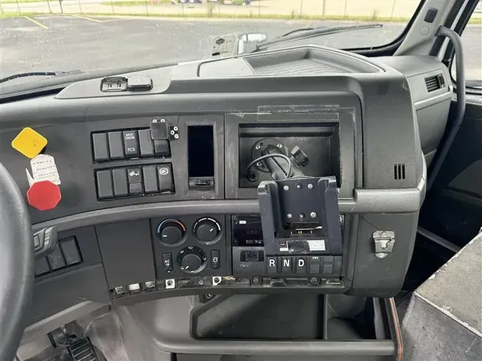 2019 VOLVO VNR300