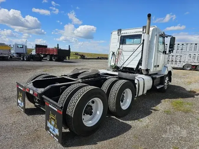 2015 VOLVO VNL64T300