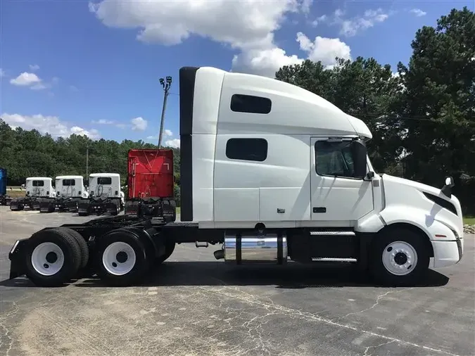 2020 VOLVO VNL760