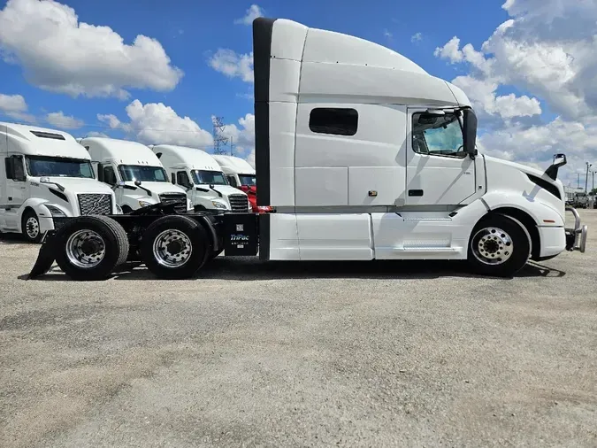 2022 VOLVO VNL64T740