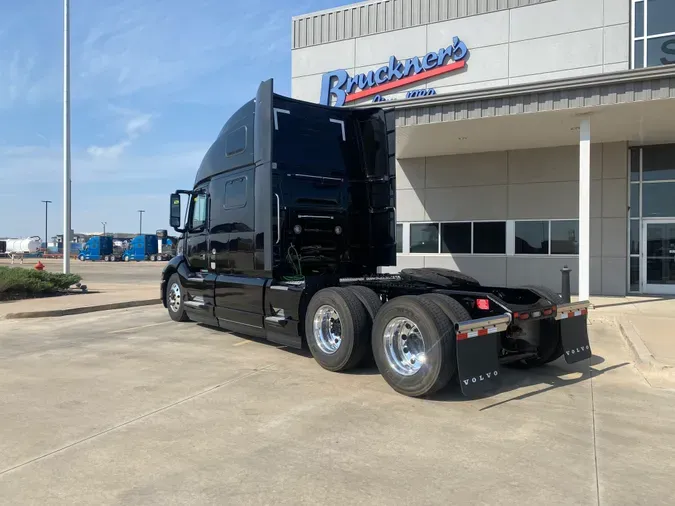 2025 VOLVO VNL64T860