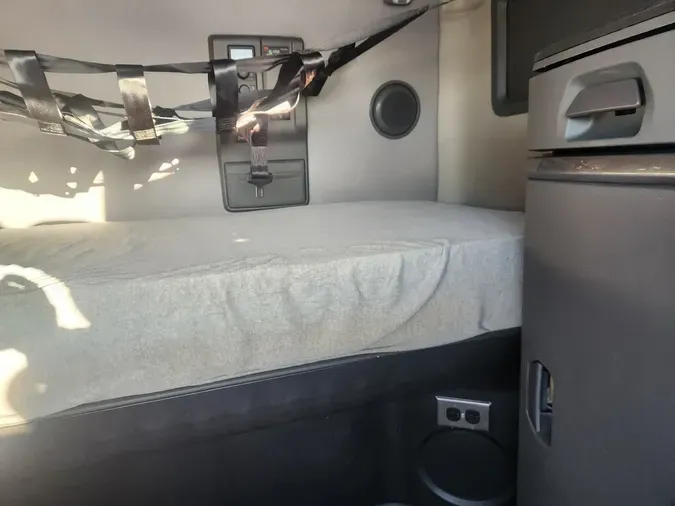 2025 VOLVO VNL64T760