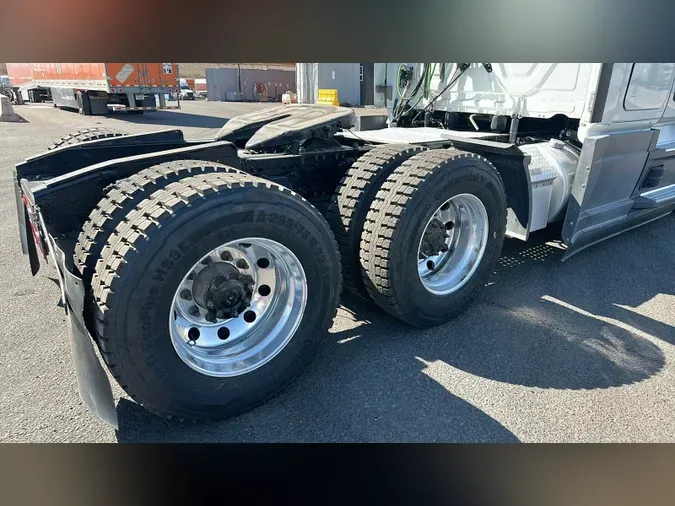 2021 Freightliner Cascadia 126
