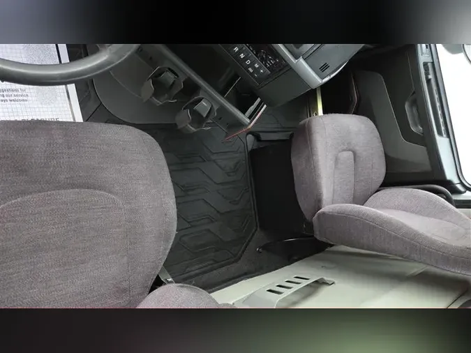 2021 VOLVO VNR64T300