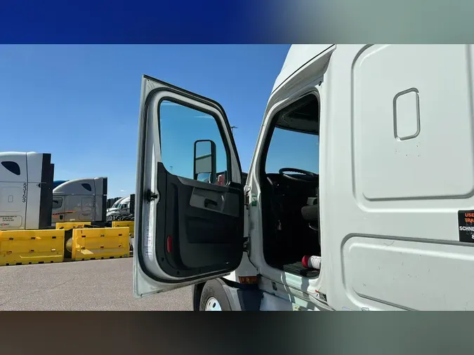 2019 Freightliner Cascadia 126