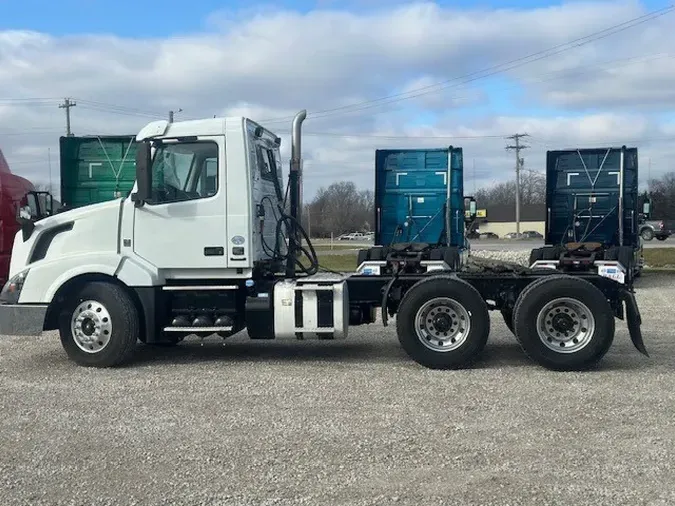 2015 VOLVO VNL64T300