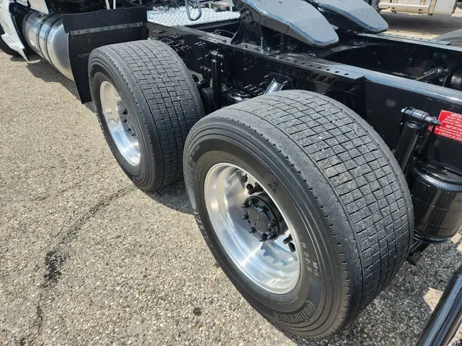 2022 VOLVO VNL64T740