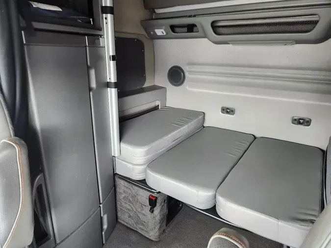 2023 VOLVO VNL64T860