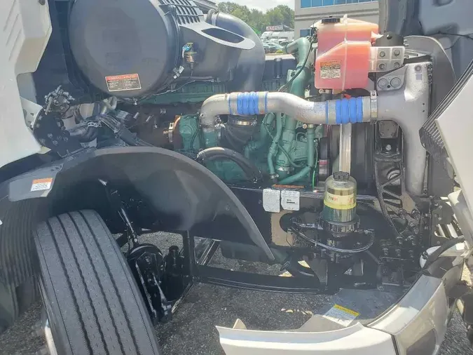 2022 VOLVO VNL64T740
