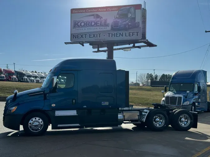 2021 FREIGHTLINER Cascadia 126