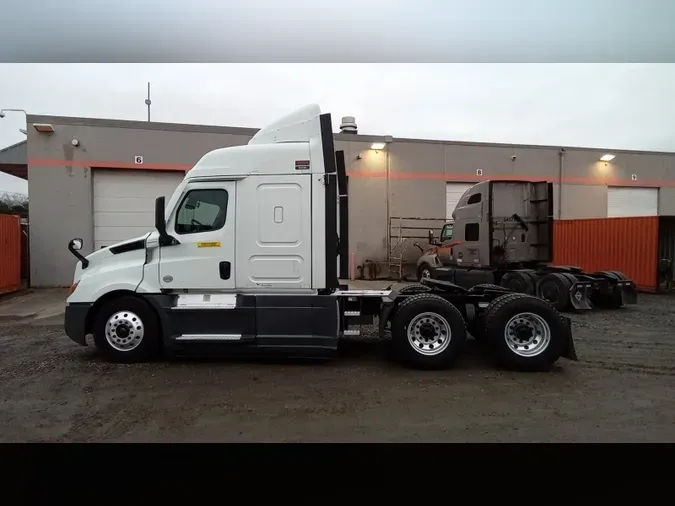 2021 Freightliner Cascadia 126ad8084021a5777ffad0b5ec28fddf865