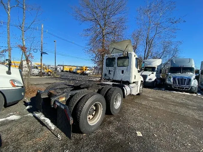 2017 Freightliner X12564ST