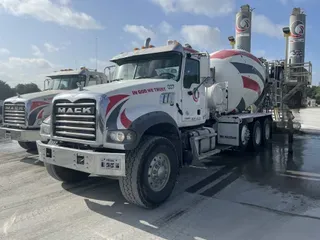 2021 MACK GR64F