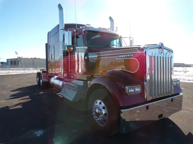 2027 Kenworth W900L